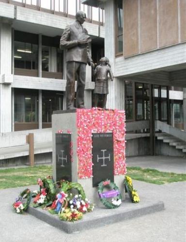 199 Garden of Remembrance Upper Hutt The Memorial Monument with the Now Grand Dad statue2